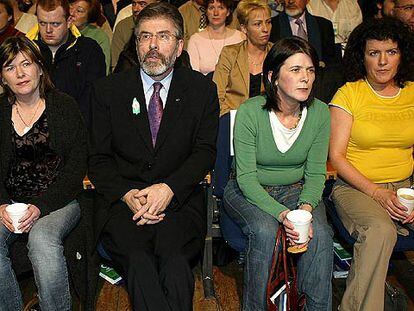 Las hermanas de McCartney, junto a Gerry Adams en un acto del Sinn Fein el pasado sábado en Belfast.