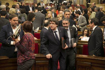 Junqueras y Puigdemont en el pleno del Parlament.