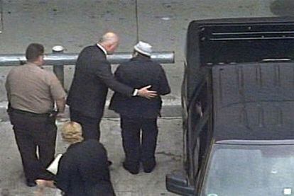 Noriega (con sombrero) llega al aeropuerto  para ser extraditado.