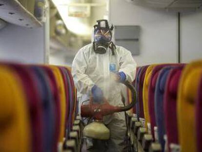 Un trabajador de Thai Airways desinfecta la cabina de un avión en Bangkok, el pasado 28 de enero.