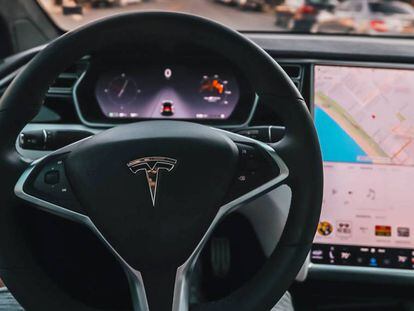 Interior de un vehículo Tesla.