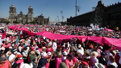 Miles de manifestantes sobre la plancha del Zócalo de Ciudad de México, este domingo.