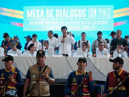 Danilo Rueda, el Alto Comisionado para la Paz del Gobierno de Gustavo Petro, habla durante la mesa de diálogo.