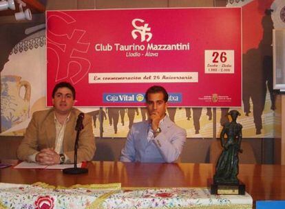 El diestro Iván Fandiño, a la derecha, y el periodista Álvaro Suso, en la semana cultural del Club Taurino de Llodio.