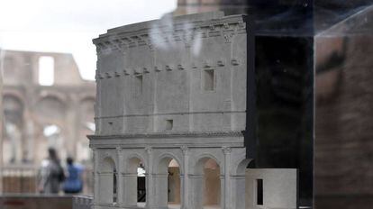 Una de las maquetas del anfiteatro expuestas con vistas del Coliseo real de fondo.