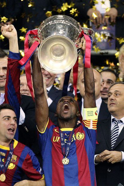 Abidal levanta el trofeo de campeón.