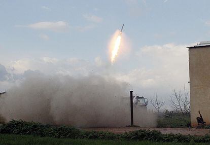 Combatientes rebeldes lanzan un cohete cerca de Salhab (Siria).