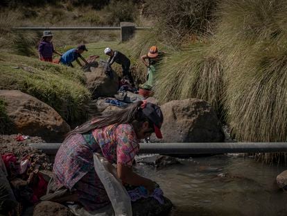 Mujeres lavan su ropa en un arroyo del altiplano guatemalteco.