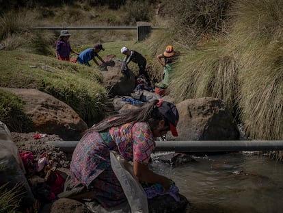 Mujeres lavan su ropa en un arroyo del altiplano guatemalteco.