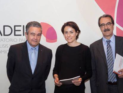 Andrés Pedreño y Bárbara Navarro, director y presidenta de Adei, junto a Emilio Ontiveros.