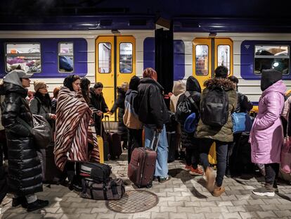 Refugiados ucranianos a su llegada este domingo a la estación de tren de Przemsyl, en Polonia.