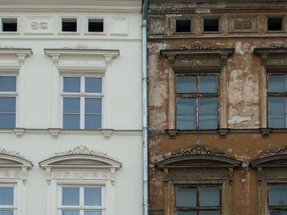 Dos edificios medianeros en una calle de Cracovia (Polonia).