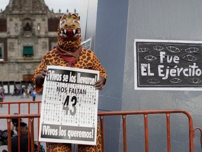 Un hombre durante la manifestación para conmemorar el octavo aniversario de la desaparición de los normalistas de Ayotzinapa, en Ciudad de México, el 26 de septiembre de 2022.