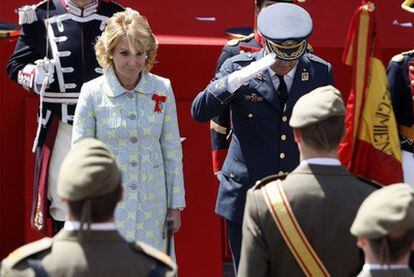 La presidenta de Madrid, Esperanza Aguirre, ayer en la parada militar del Día de la Comunidad.