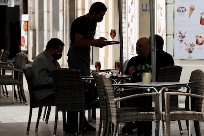 Un camarero atiende una mesa en una terraza del centro de Valencia, este miércoles.