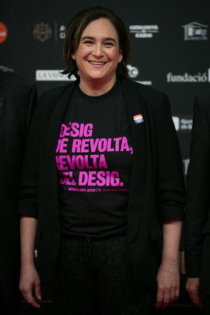 Ada Colau, alcaldessa de Barcelona, amb un missatge estampat a la samarreta.