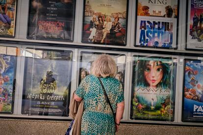 Una señora frente a la cartelera de los Cines Galicine Ponte Vella, el 15 de mayo de 2023, en Ourense, Galicia.