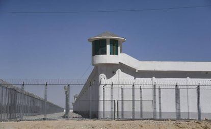 Torre de vigilancia en un llamado centro de internamiento en Xinjiang.