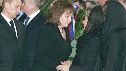 Vladímir Putin y su entonces esposa, Liudmila, dan el pésame a la viuda del expresidente ruso Boris Yeltsin en 2007.