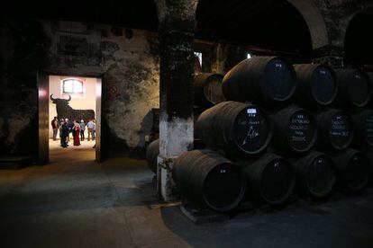La bodega catedral de la casa-palacio de Osborne, que se puede recorrer en visitas guiadas, guarda la mayor colección de vinos viejos de Jerez y un museo sobre su historia. Más información: <a href="https://www.osborne.es/es/agegate" target="_blank">osborne.es</a>