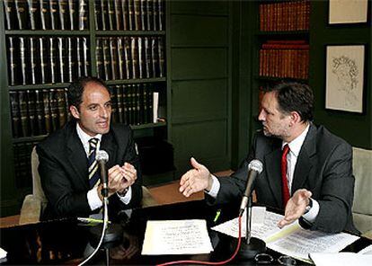 Los presidentes valenciano, Francisco Camps, y aragonés, Marcelino Iglesias (derecha), durante su debate en EL PAÍS, el pasado miércoles.