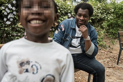 Adama Diko, viudo de Mariam Diko, y su hija Malika, en un parque de París.