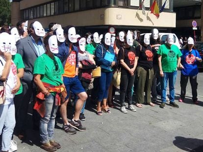 Miembros de los colectivos antidesahucios se concentran ante los juzgados de Guadalajara.