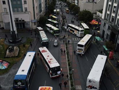 Un conjunto de autobuses durante una protesta de transportistas que exigen en levantamiento de los bloqueos a las vías, este jueves en La Paz