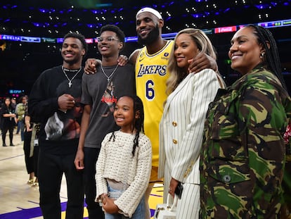 Lebron James, junto a su mujer, Savannah; su madre, Gloria; y sus tres hijos, Bronny, Bryce y Zhuri.