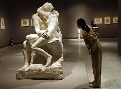 La obra <i>El beso,</i> de Rodin, ayer en la Fundación Mapfre de Madrid.