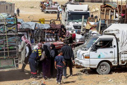 Un grupo de sirios espera a ser evacuado de los campos de refugiados tras solicitar el regreso a sus hogares, en la localidad libanesa de Arsal (Líbano), el 28 de junio.