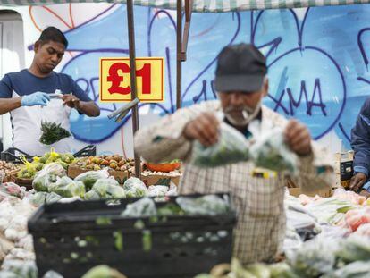 Vendedores de fruta y verdura en el mercado de Whitechapel de Londres