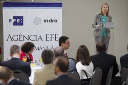 La ministra española de Fomento, Ana Pastor (d), habla este 20 de mayo, durante la inauguración del Foro Efe Café da Manhã en la ciudad de Sao Paulo (Brasil).