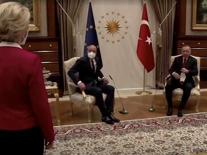 La presidenta de la Comisión, Ursula von der Leyen, de pie, mientras el presidente del Consejo Europeo, Charles Michel, y el presidente de Turquía, Recep Tayyip Erdogan, se sientan en las dos únicas butacas disponibles durante su encuentro en Ankara el pasado 6 de abril.