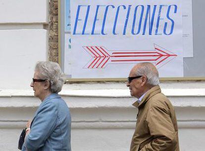 Dos ciudadanos salen del colegio Caldeiro tras votar.
