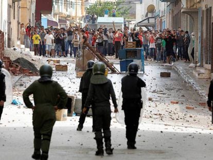 Los manifestantes marroqu&iacute;es tiran piedras contra las fuerzas de seguridad en Imzouren, cerca de Alhucemas, en junio. 