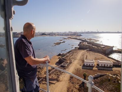 Manuel Vila, encargado del mantenimiento del faro de Cádiz, observa el castillo de San Sebastián, cerrado al público y con zonas en riesgo de ruina.