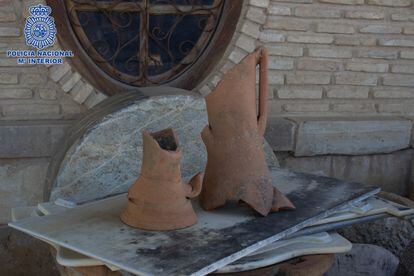Parte de los restos arqueológicos guardados por un nonagenario de Torre Pacheco (Murcia).