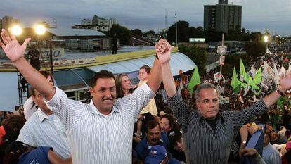 Los candidatos opositores Manuel Rosales (derecha) y Pablo Pérez, en un mitin el miércoles en Maracaibo.