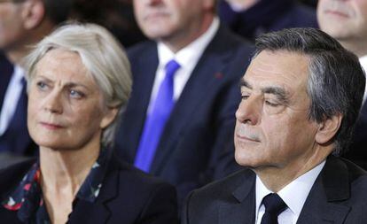 El excandidato presidencial conservador François Fillon y su mujer, Penelope