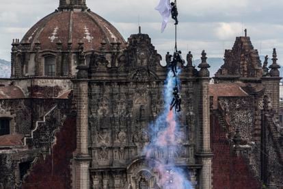 Elementos de la Guardia Nacional realizan maniobras tácticas frente a la Catedral metropolitana de Ciudad de México.