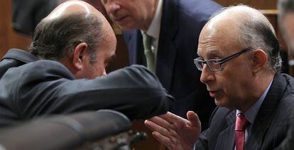 Luis de Guindos y Crist&oacute;bal Montoro conversando en el Congreso de los Diputados.