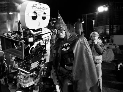 Micheal Keaton detrás de cámaras durante el rodaje de "Batman", en 1989.