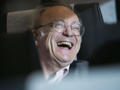 En la imagen el pianista Alfred Brendel en el AVE Barcelona / Madrid 