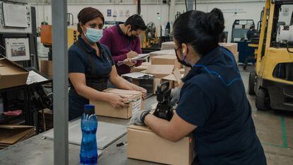 Dos empleadas empaquetan componentes electrónicos, en una fábrica en Querétaro, en una imagen de archivo.