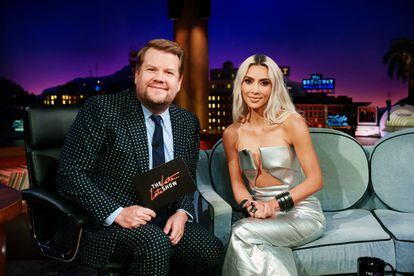 James Corden y Kim Kardashian, en el plató de 'The late show with James Corden'.
