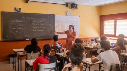 La profesora Julia Olmedo repasa con sus alumnos de 4º de la ESO las autoras pertenecientes al grupo de las 'Sinsombrero'.