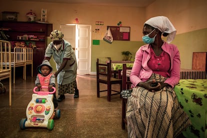 Una escena en el interior de la sala de día para niños con malnutrición del centro de salud de Massaca. Las madres que tienen bebés aquejados de esta dolencia en su faceta más leve (es decir, que solo requieren tratamiento ambulatorio) pueden pasar las mañanas aquí. Los niños son alimentados acorde a sus necesidades y las madres aprenden cómo procurarles una dieta equilibrada y regular con los recursos que tienen. Pincha en la imagen para ver la fotogalería completa. 