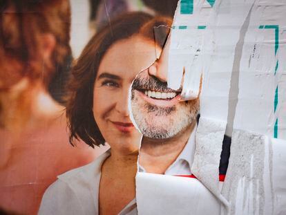 Cartel electoral con los rostros de Colau y Collboni, en La Rambla. Gianluca Battista