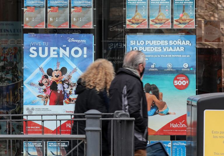 Anuncios sobre viajes en una agencia Halcón Viajes, en Madrid.